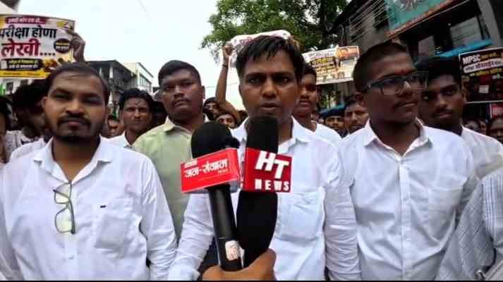 भर पावसात ऑनलाइन परीक्षेविरोधात विद्यार्थ्यांचा एल्गार; जिल्हाधिकारी कार्यालयावर मोर्चा